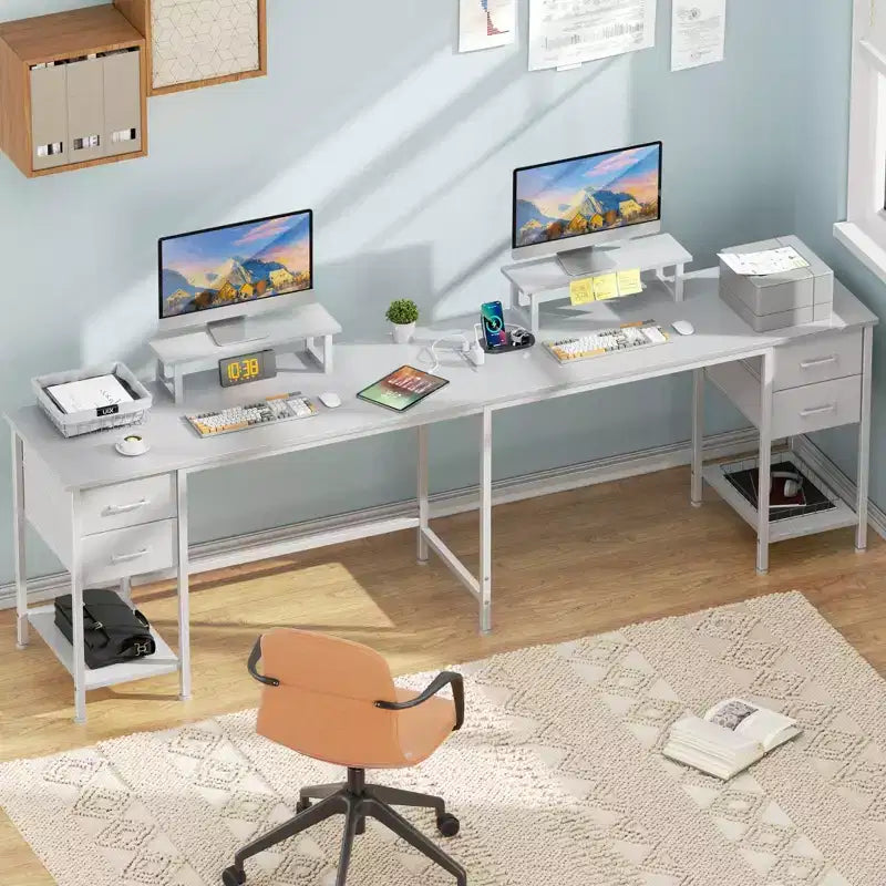 Bureau d'ordinateur en forme de L blanc de 66 pouces avec station de charge, grand bureau de jeu de 94,4 pouces pour deux personnes, 4 tiroirs, 2 supports d'écran, rangement pour bureau à domicile