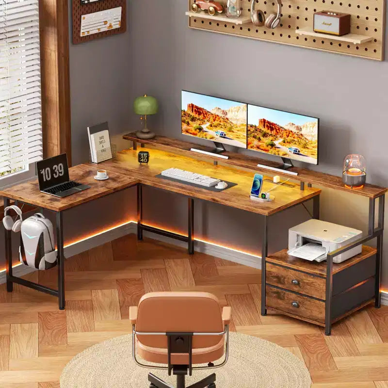Qwatto Bureau d'ordinateur en L marron de 66 pouces avec station de charge, bureau de jeu réversible, lumières LED, 2 tiroirs, support de moniteur, rangement, bureau à domicile