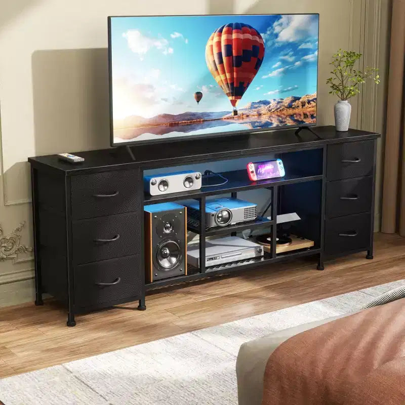 Meuble TV commode Qwatto de 160 cm de long, noir, avec station de charge et lumières LED, 6 tiroirs en tissu, meuble de divertissement pour téléviseurs jusqu'à 70 pouces, rangement de chambre.