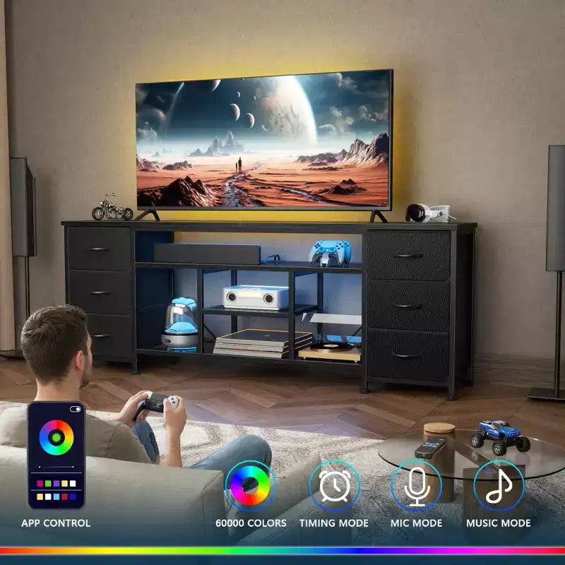 Meuble TV commode Qwatto de 160 cm de long, noir, avec station de charge et lumières LED, 6 tiroirs en tissu, meuble de divertissement pour téléviseurs jusqu'à 70 pouces, rangement de chambre.
