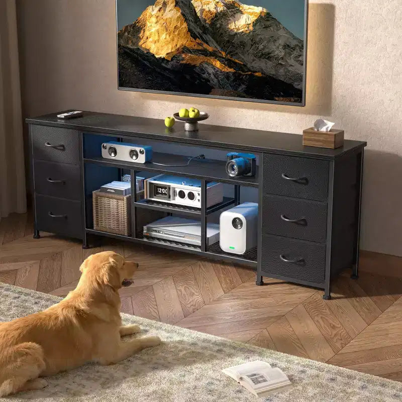 Meuble TV commode Qwatto de 160 cm de long, noir, avec station de charge et lumières LED, 6 tiroirs en tissu, meuble de divertissement pour téléviseurs jusqu'à 70 pouces, rangement de chambre.