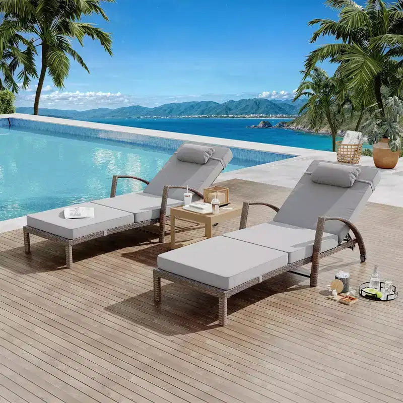 Chaises longues de jardin en rotin, transats de patio inclinables et réglables 5 positions, avec accoudoirs, coussins, oreillers et roulettes