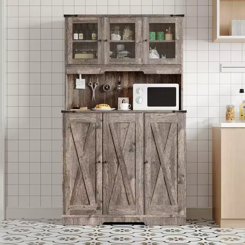 Meuble de garde-manger de cuisine autoportant polyvalent - Brun rustique, station de charge intégrée, grand plan de travail, grand buffet avec portes et étagères