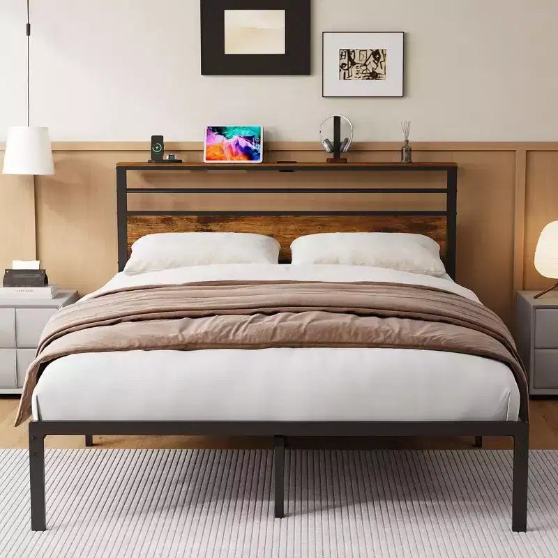 Cadre de lit Queen Size avec station de recharge, lit plateforme avec lattes métalliques, tête de lit rembourrée avec étagères de rangement, aucun sommier tapissier requis