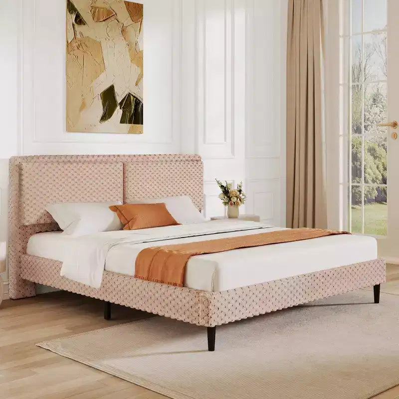 Cadre de lit en peluche de couleur camel avec dossier doux à deux zones, bords arrondis et support stable et silencieux pour des chambres confortables, King