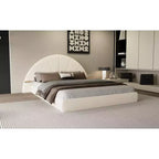 Cadre de lit Queen Boucle arqué beige avec table de chevet intégrée, texture douce et design stable au sol pour chambres chics