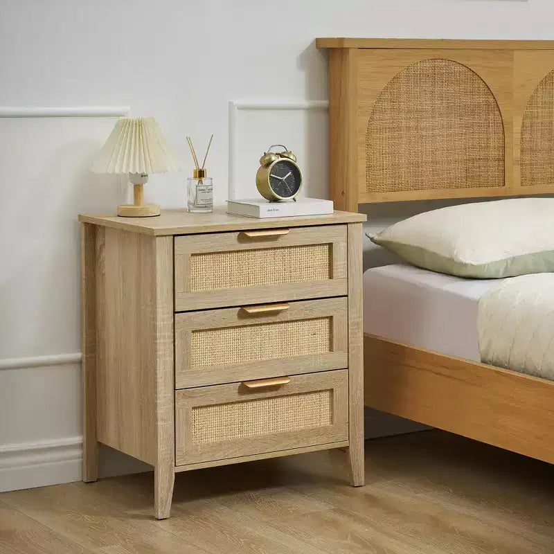 Lot de 2 tables de chevet bohèmes en rotin, tables d'appoint de style ferme avec 3 tiroirs de rangement naturels et pieds en bois, tables d'appoint modernes pour chambre et salon