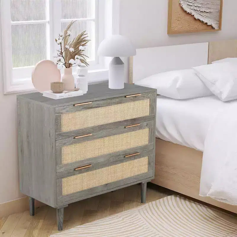 Commode en rotin TYBOATLE, commode à 3 tiroirs avec détails en cannage bohème, organisateur de rangement moderne du milieu du siècle pour chambre à coucher, salon