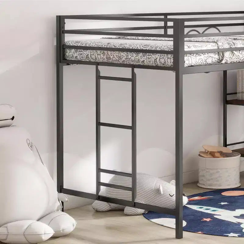 Lit superposé simple Bellemave Junior avec cadre en métal noir, étagère en bois couleur cannelle, barrières de sécurité et échelle, lit superposé pour chambre d'enfant peu encombrant