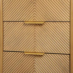 Table de chevet Whisen Modern à 3 tiroirs avec motif à rainures ondulées, pieds en forme de gourde et poignée dorée pour chambre à coucher
