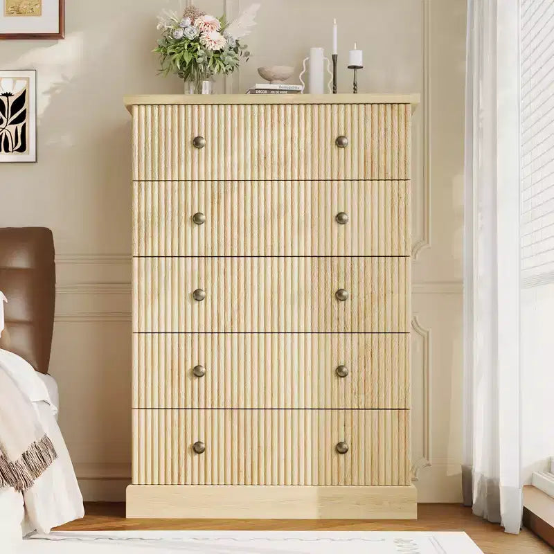 Commode haute 5 tiroirs peu encombrante pour chambre à coucher Commode verticale moderne, armoire de rangement spacieuse Finition bois blanc contemporain