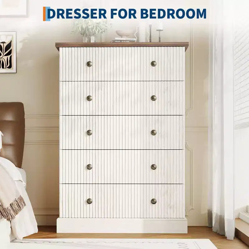 Commode haute 5 tiroirs peu encombrante pour chambre à coucher Commode verticale moderne, armoire de rangement spacieuse Finition bois blanc contemporain