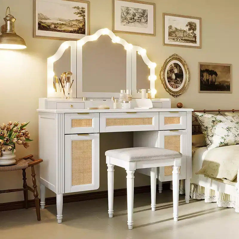 Coiffeuse moderne de 44,37 pouces avec miroir triptyque et lumières, 5 tiroirs et 2 placards, station de charge avec Type-C et étagères ouvertes pour chambre à coucher