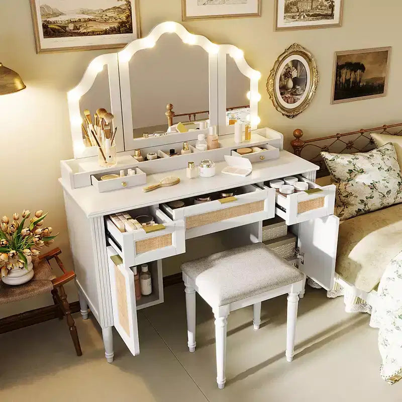 Coiffeuse moderne de 44,37 pouces avec miroir triptyque et lumières, 5 tiroirs et 2 placards, station de charge avec Type-C et étagères ouvertes pour chambre à coucher