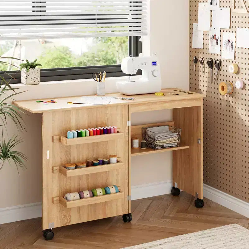 Table de couture pliante Garvee, table pour machine à coudre multifonctionnelle au design compact, station d'artisanat et bureau d'appoint avec roulettes verrouillables, étagères de rangement
