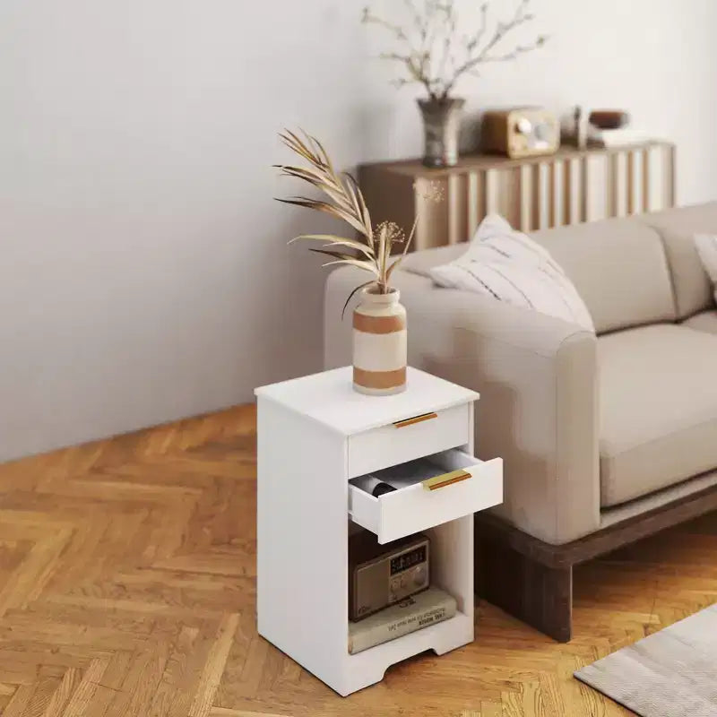 Avec son design épuré et moderne, cette table de chevet à 2 tiroirs, table d'appoint, table de nuit avec espace ouvert, poignée dorée, design moderne, pour le salon.