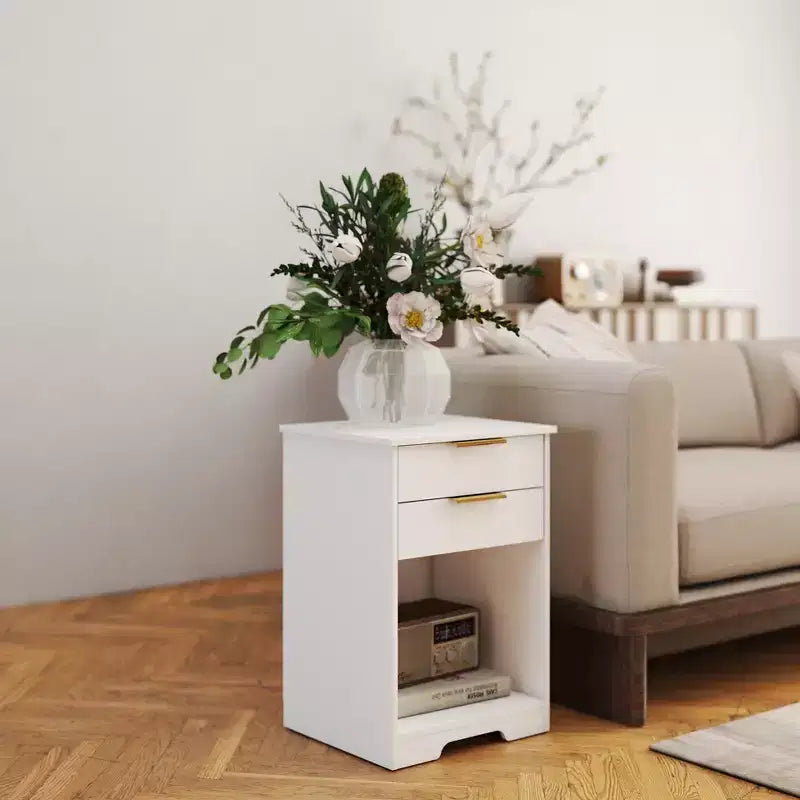 Avec son design épuré et moderne, cette table de chevet à 2 tiroirs, table d'appoint, table de nuit avec espace ouvert, poignée dorée, design moderne, pour le salon.