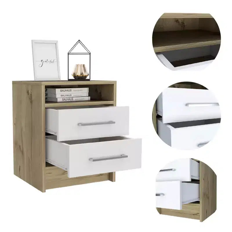 Avec son design épuré et moderne, cette table de chevet rectangulaire blanche et chêne clair à 2 tiroirs et 1 étagère offre un rangement pratique et une structure robuste.
