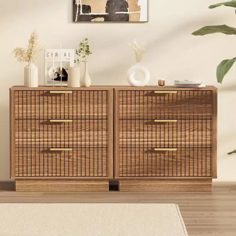 Table de chevet à rainures larges de 23,6 pouces avec 3 grands tiroirs de rangement, table de chevet moderne en bois de style Mid-Century avec poignées en métal pour chambre et salon