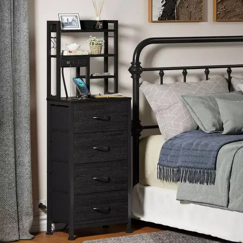 Table de chevet Qwatto avec station de charge et port USB, table de nuit haute à 4 tiroirs avec étagères pour chambre et dortoir, table d'appoint en bois et métal, finition noire
