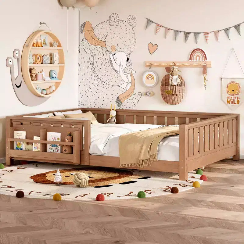 Lit Bellemareau Queen, un lit au sol en bois avec étagères intégrées et barrières de sécurité, chambre d'enfant robuste, couleur naturelle