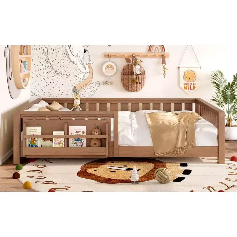 Lit Bellemareau Queen, un lit au sol en bois avec étagères intégrées et barrières de sécurité, chambre d'enfant robuste, couleur naturelle