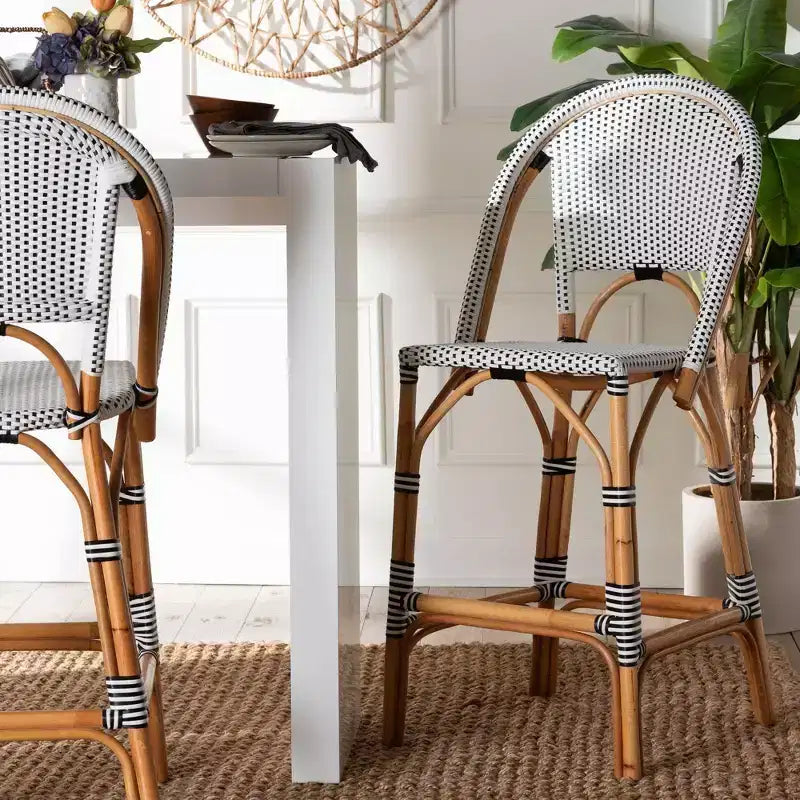 bali & pari Genica Tabouret de bar bicolore en tissage et rotin naturel Noir/Blanc