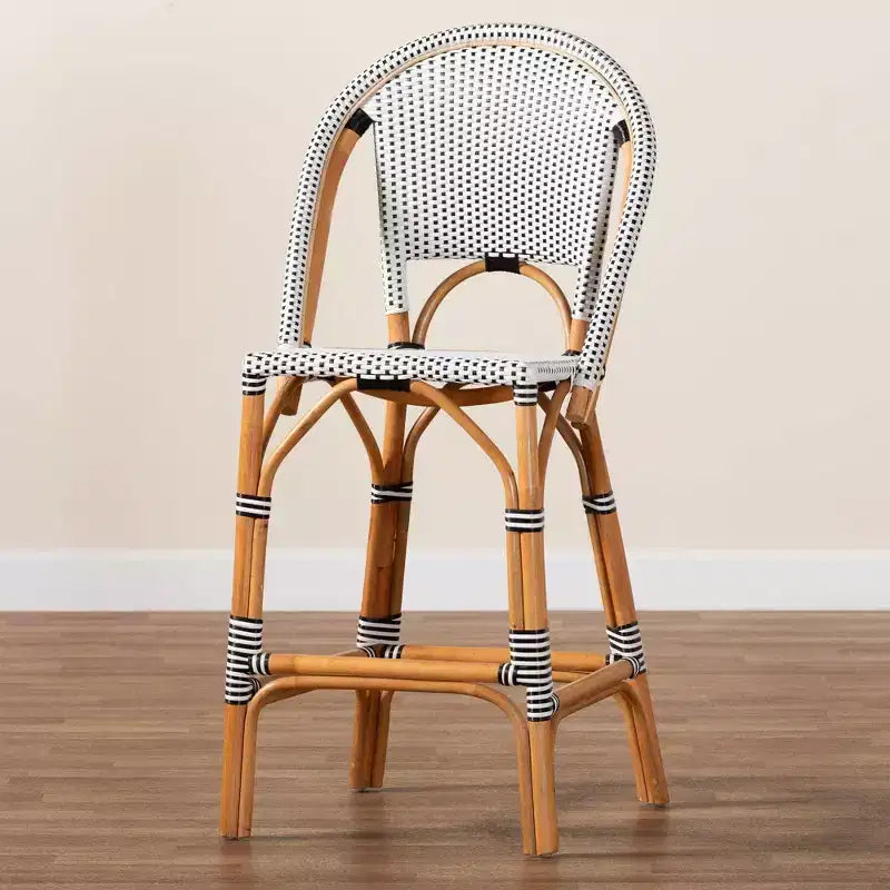 bali & pari Genica Tabouret de bar bicolore en tissage et rotin naturel Noir/Blanc