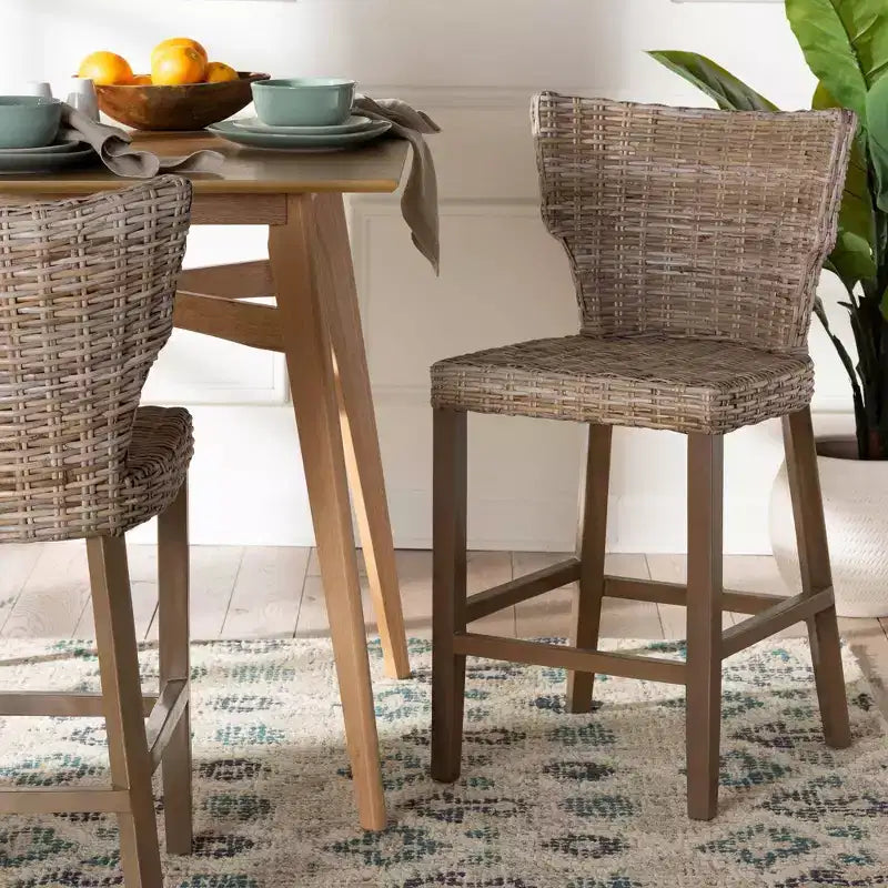 bali & pari Enver Tabouret de bar hauteur comptoir en rotin et bois d'acajou gris Kubu/taupe rustique