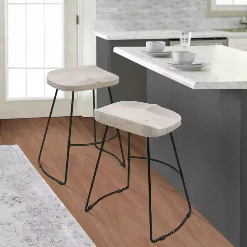 Tabouret de bar sans dossier Urban Port 61 cm, hauteur comptoir, assise selle en manguier blanchi, base en métal noir, blanc/noir