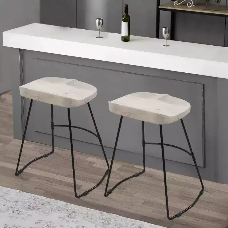 Tabouret de bar sans dossier Urban Port 61 cm, hauteur comptoir, assise selle en manguier blanchi, base en métal noir, blanc/noir