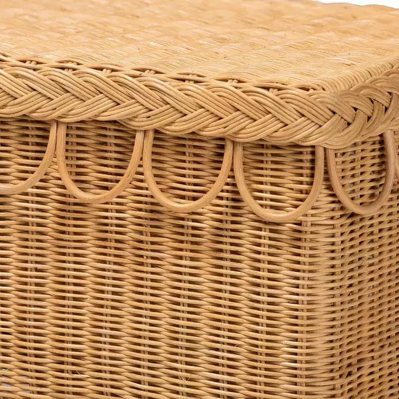Banc d'appoint en rotin Erla de Bali et Paris avec bordure festonnée en miel clair