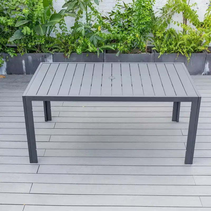 Table à dîner d'extérieur Leisuremod Chelsea en aluminium de 63 po
