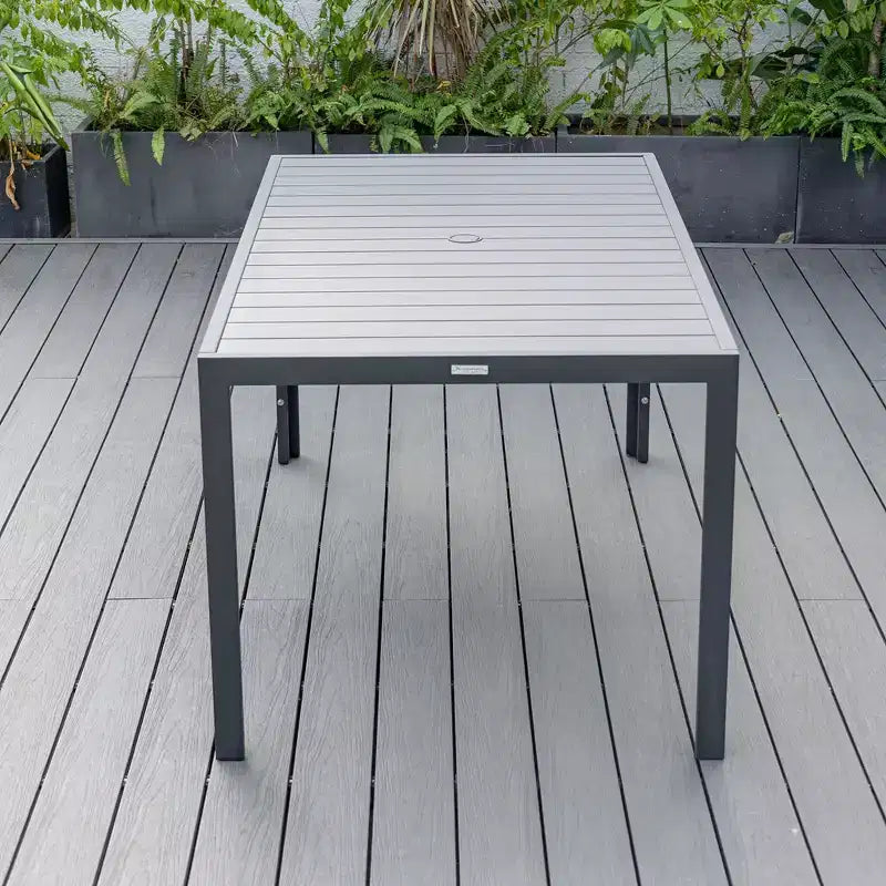 Table à dîner d'extérieur Leisuremod Chelsea en aluminium de 63 po
