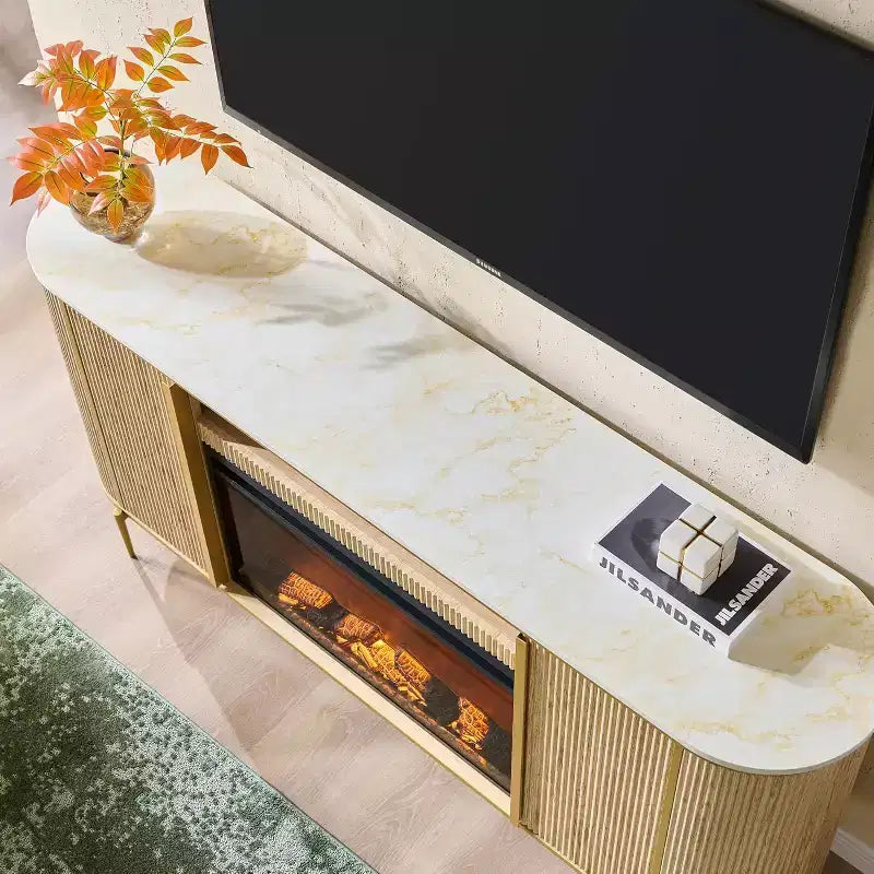 Meuble TV de 70 pouces avec cheminée, plateau en faux marbre et panneaux cannelés, console multimédia moderne pour téléviseurs jusqu'à 80 pouces