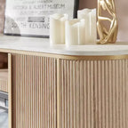 Meuble TV de 70 pouces avec cheminée, plateau en faux marbre et panneaux cannelés, console multimédia moderne pour téléviseurs jusqu'à 80 pouces