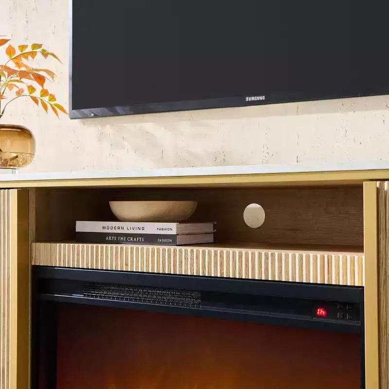 Meuble TV de 70 pouces avec cheminée, plateau en faux marbre et panneaux cannelés, console multimédia moderne pour téléviseurs jusqu'à 80 pouces