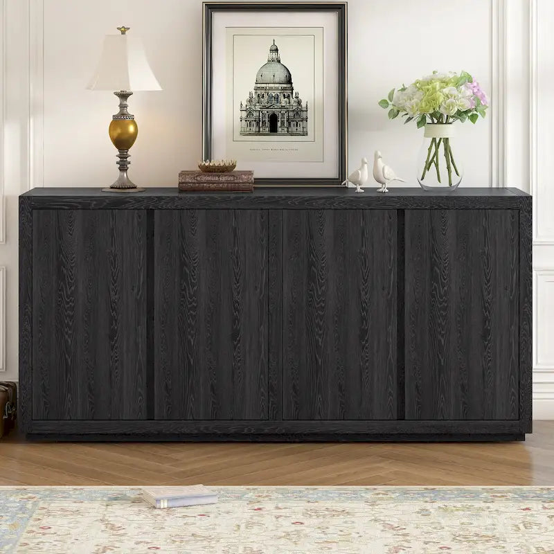 Caractéristiques distinctives d'un buffet à quatre portes avec placage de frêne, idéal pour le couloir, l'entrée ou le salon.