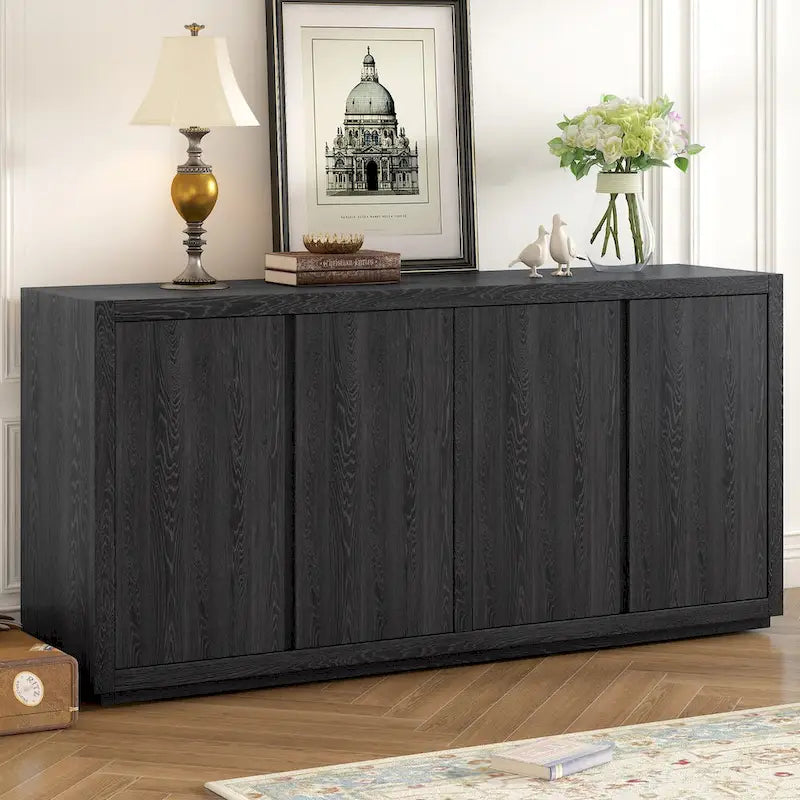 Caractéristiques distinctives d'un buffet à quatre portes avec placage de frêne, idéal pour le couloir, l'entrée ou le salon.