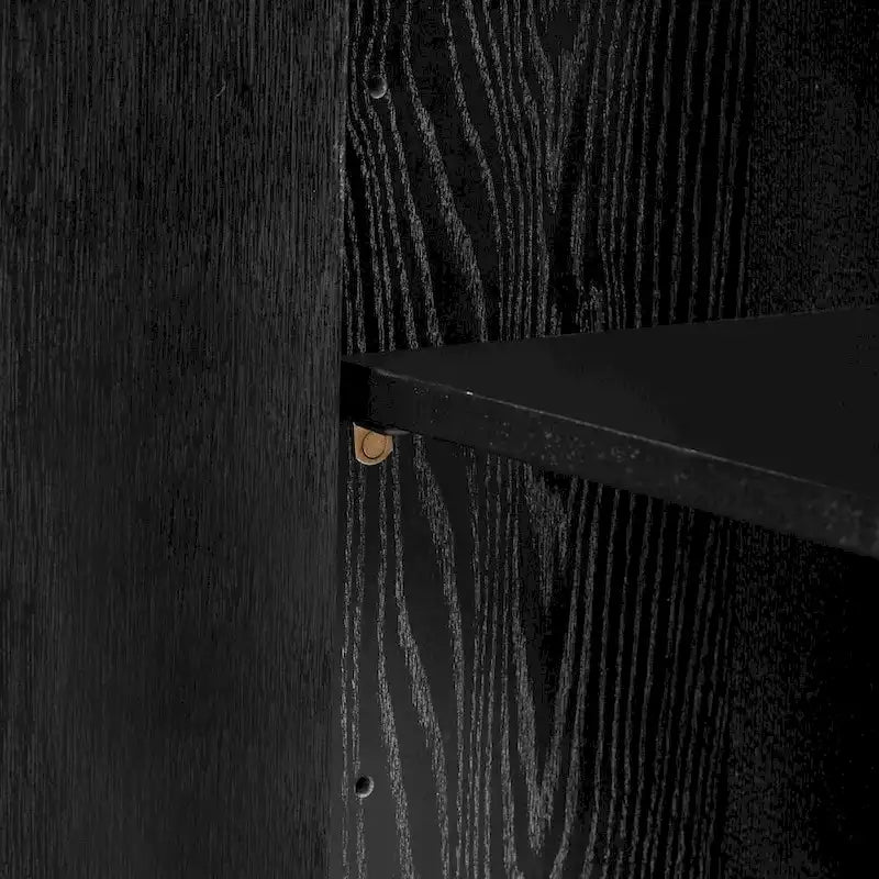 Caractéristiques distinctives d'un buffet à quatre portes avec placage de frêne, idéal pour le couloir, l'entrée ou le salon.