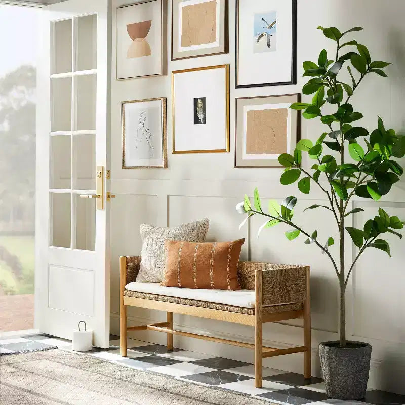 Banc Elden en bois avec dossier tissé et coussin d'assise amovible - Threshold conçu avec Studio McGee