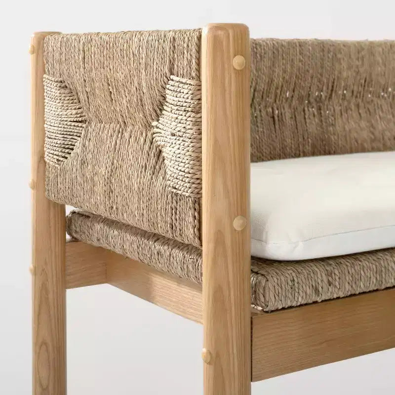 Banc Elden en bois avec dossier tissé et coussin d'assise amovible - Threshold conçu avec Studio McGee